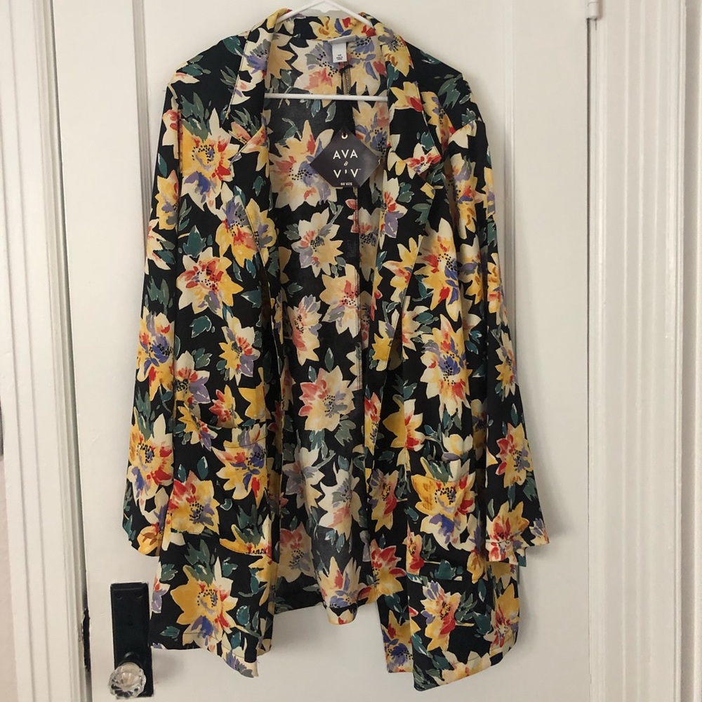 Casual light blazer in fun floral pattern